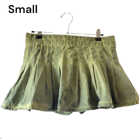 Small UO BDG Green Distressed Wash Pleated Mini Skirt - Picture 1 of 4